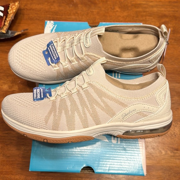 Women’s Sketchers Stretch Fit 8.5 NWT VEGAN Off White with Tan Design - Picture 2 of 9